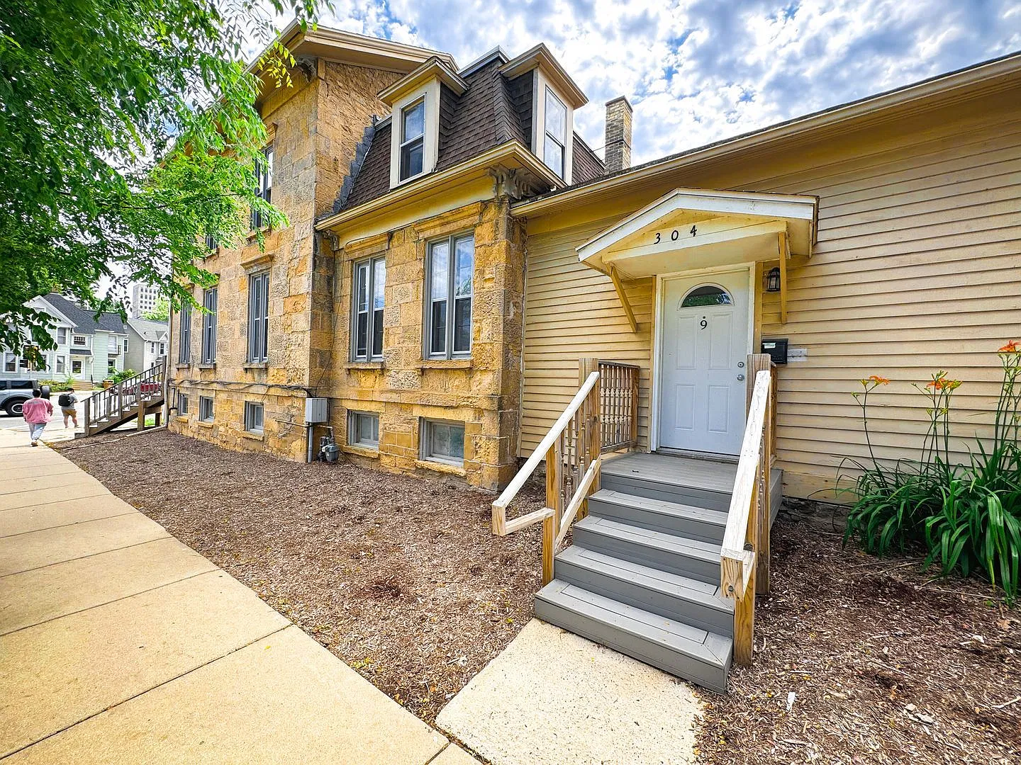152 East Johnson St — Photo 2