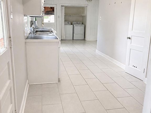 2nd image of 823/825 Rittiner Dr