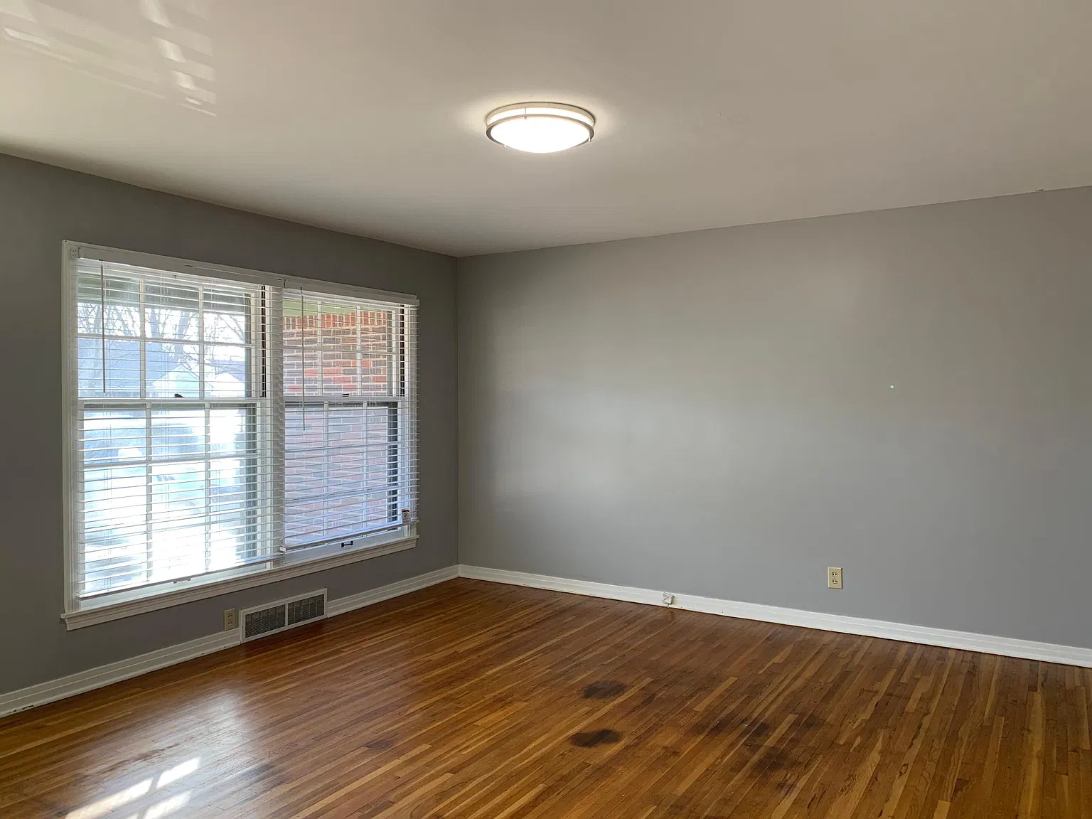 2 bed, 864 sqft, $1,300 — Photo 2