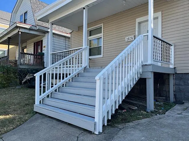5 bed, 2200 sqft, $3,500 — Photo 2