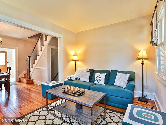 Great flow from the living room to dining room