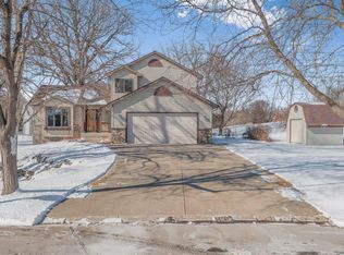 316 Pondview Ln, Chaska, MN 55318