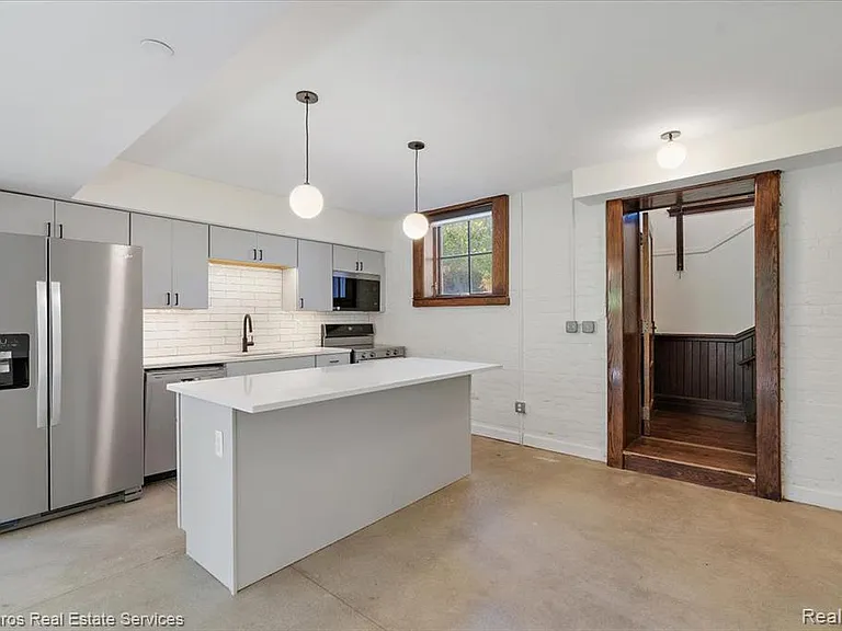 389 Saint Clair St #101 — Photo 4
