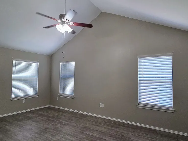 523 Clearfield Dr — Photo 6