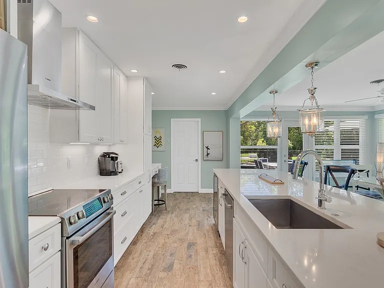 706 Iris Ln — Photo 13