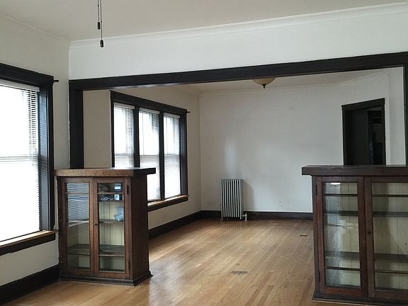 Living Room/Dining Area