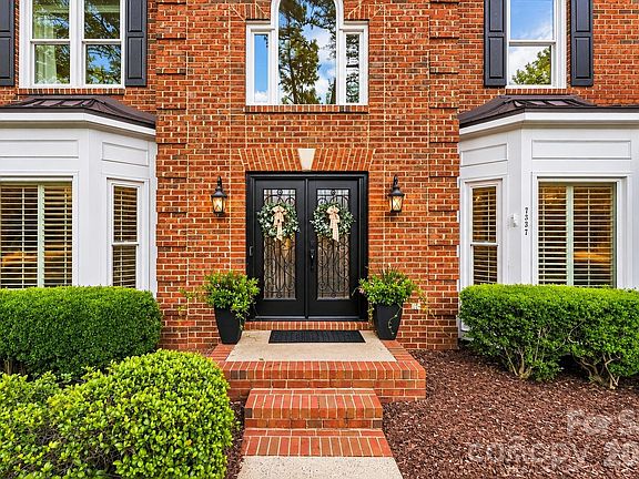 4th image of 7337 Versailles Ln