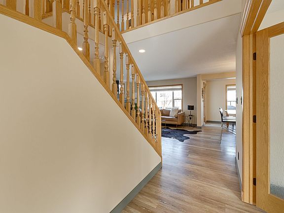 4th image of 663 Meadowview Cres