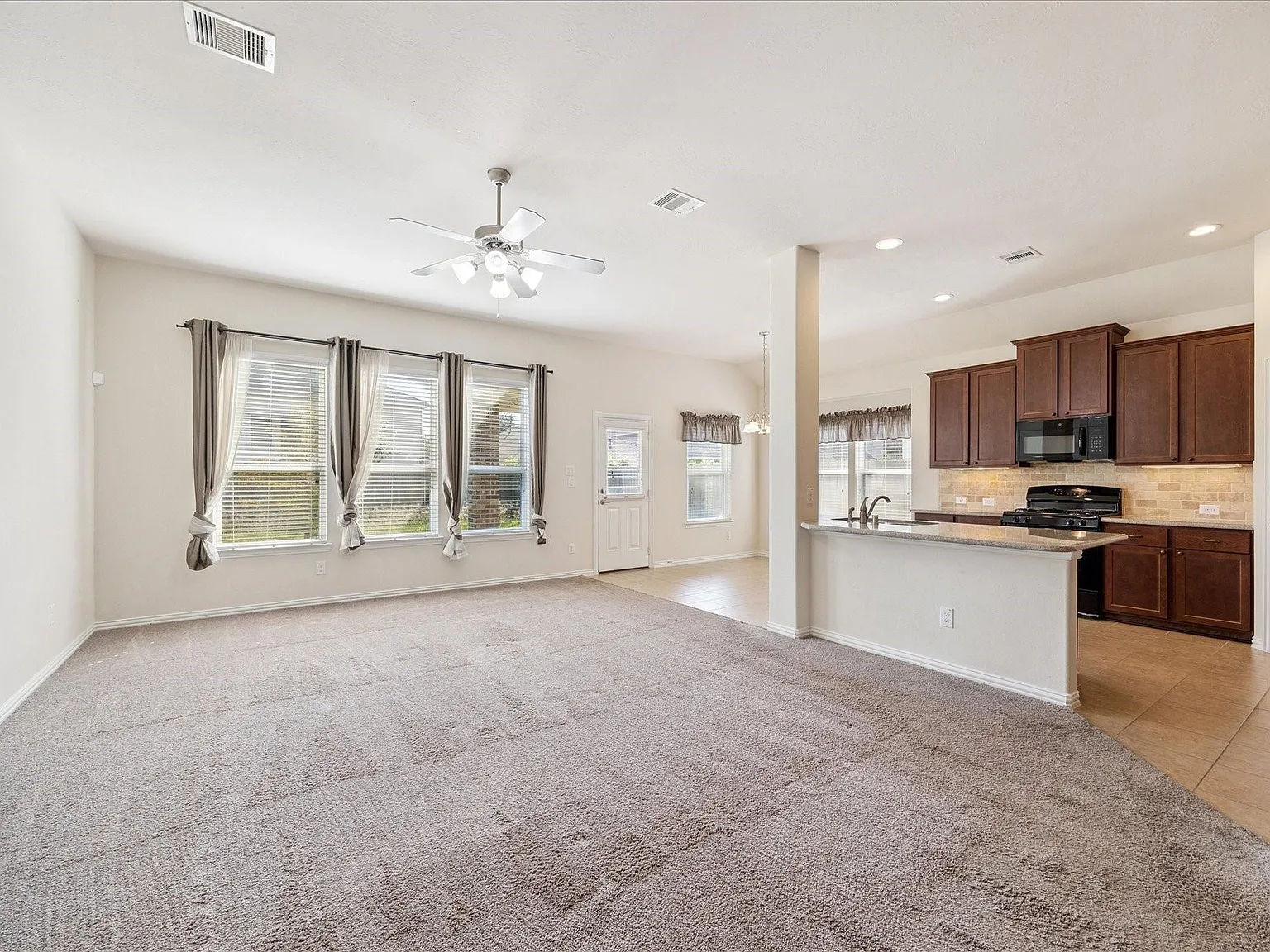 3 bed, 2.0 bath, 1615 sqft, $2,300 — Photo 2
