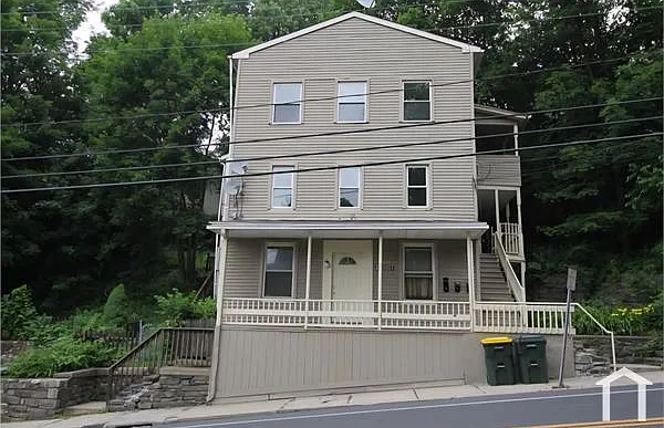 3 bed, 864 sqft, $1,950 — Photo 1