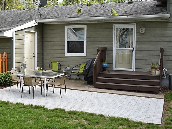 4th image of 827 1st Ave NE
