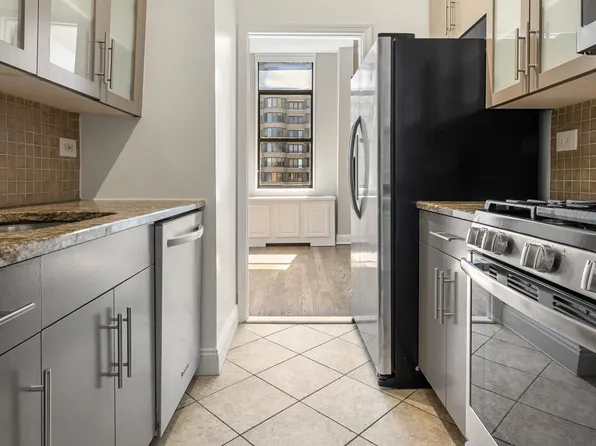 330 East 39th Street image 3 of 21