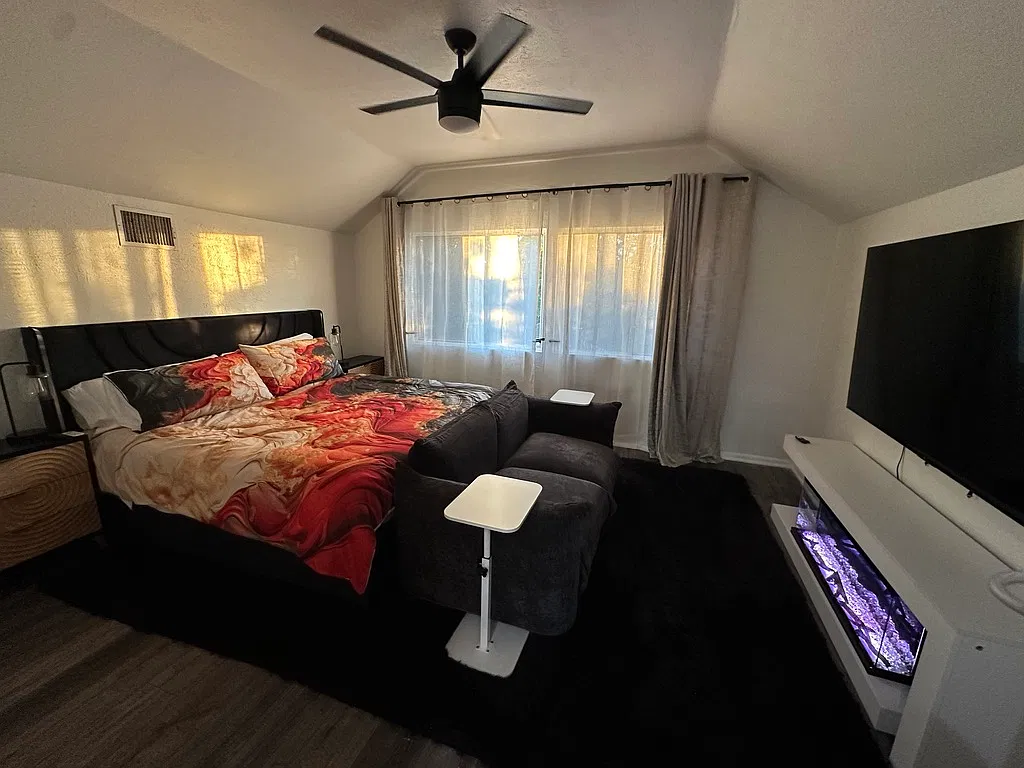 8 bed, 4000 sqft, $7,800 — Photo 3