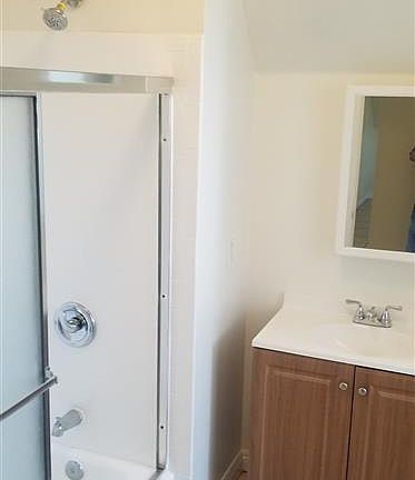 4th image of 851 W 93rd St #C