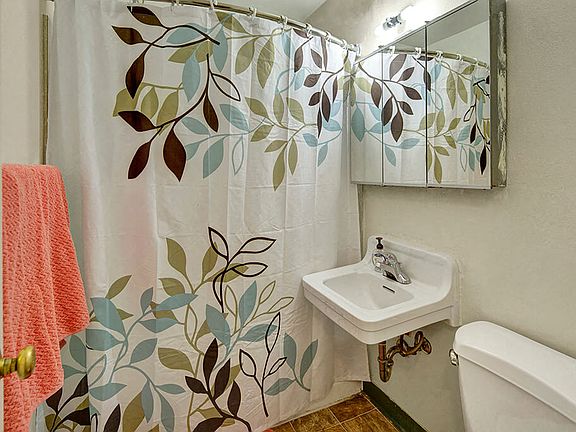 Mendenhall Tower Apartments - Bathroom