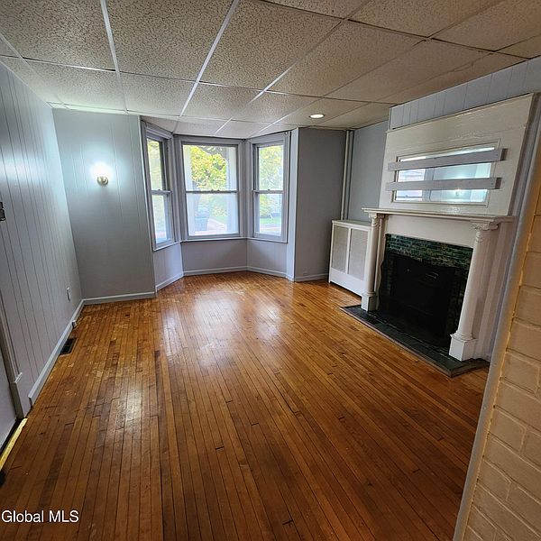4th image of 836 Union Street