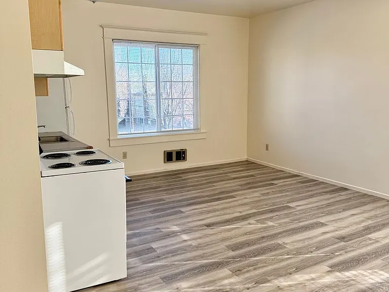 2404 N Vancouver Ave — Photo 12