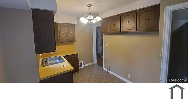 3 bed, $1,400 — Photo 4