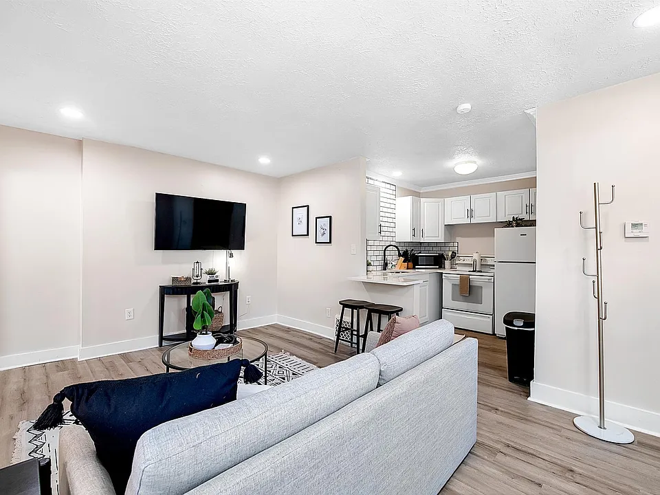 1019 W Franklin Ave