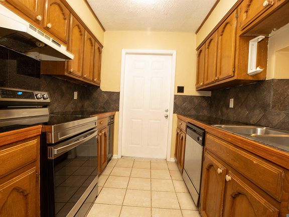 4th image of 4625 Parkoaks Dr APT 63