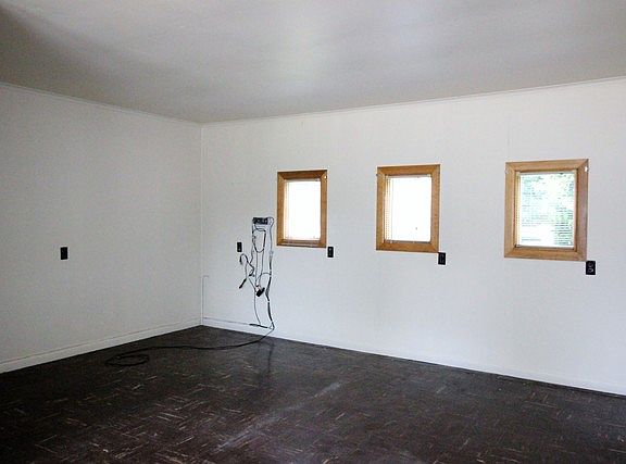 4th image of 496 S Center Ave