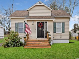 60 Walnut St, Islip, NY 11751