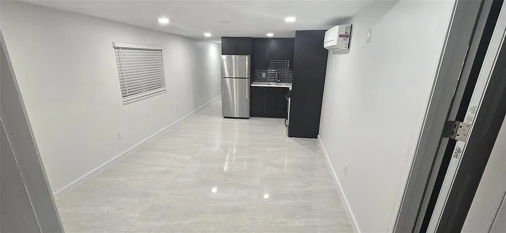 1 bed, 1.0 bath, 2193 sqft, $1,400 — Photo 2