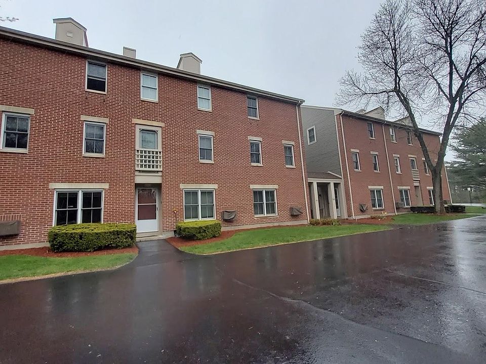 Tri Level Town Homes Building 300