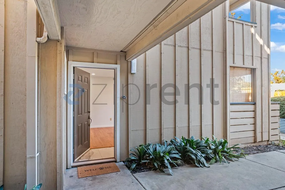 2 bed, 877 sqft, $2,950 — Photo 3