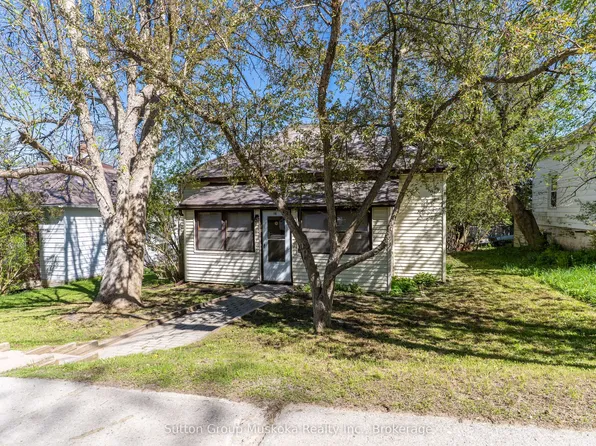 18 Susan St W, Huntsville, ON P1H 1X4