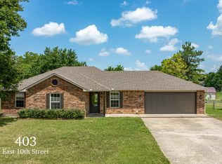 403 E 10th St, Grove, OK 74344
