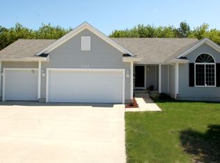 5317 E Kenyon Cir, Des Moines, IA 50320