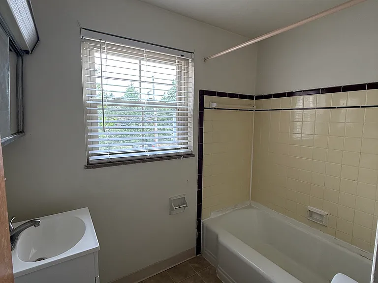 1060 Sells Ave — Photo 7