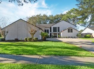 2310 Green Tee Dr, Pearland, TX 77581