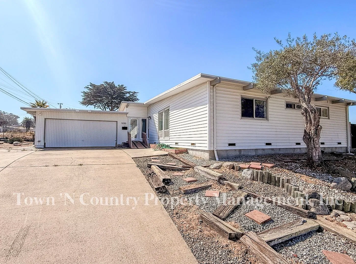 Spacious 3-Bedroom, 2-Bath Home on a Corner Lot in Seaside — Photo 2