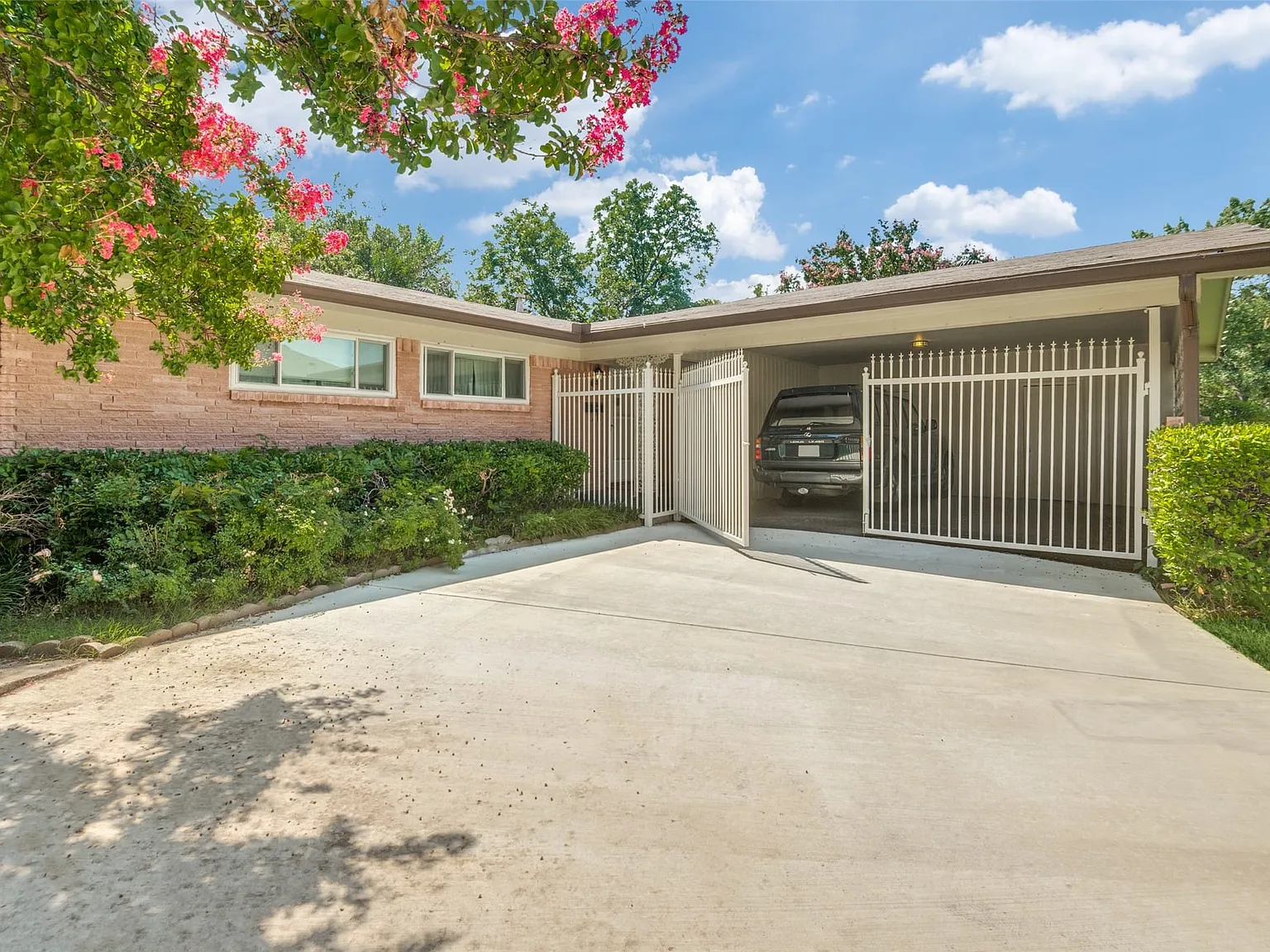3 bed, 2.0 bath, 1572 sqft, $2,600 — Photo 2