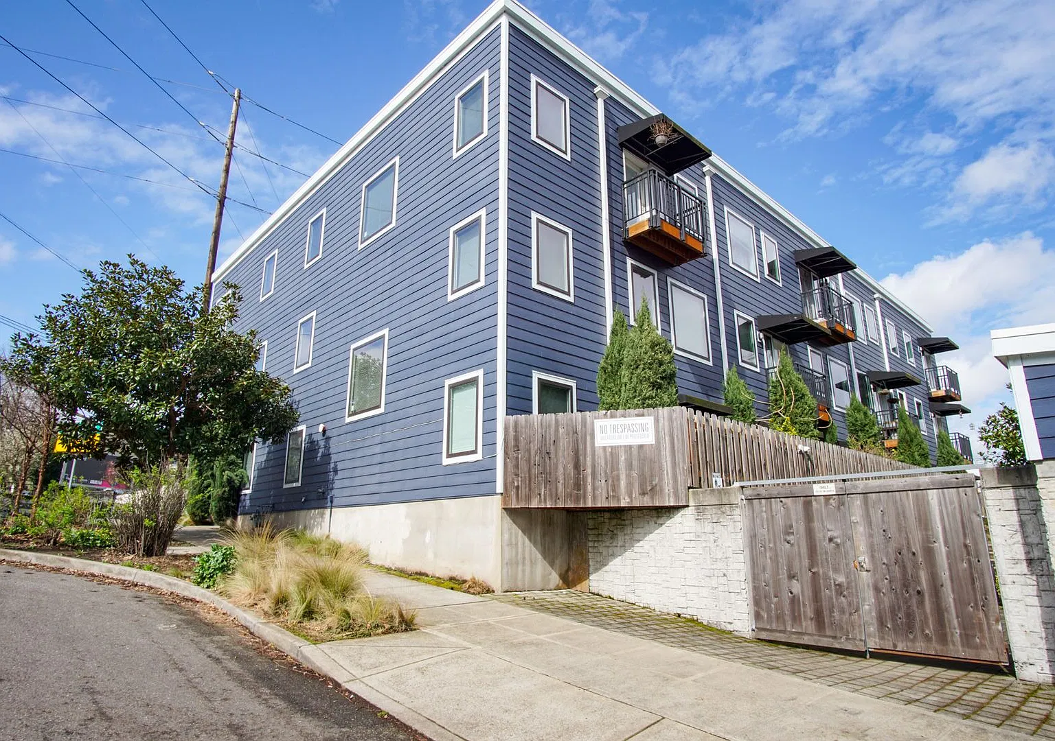 1-Bed w Patio Close to Downtown & OHSU! — Photo 2