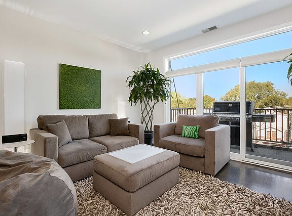 3rd image of 2040 W Belmont Ave APT 408