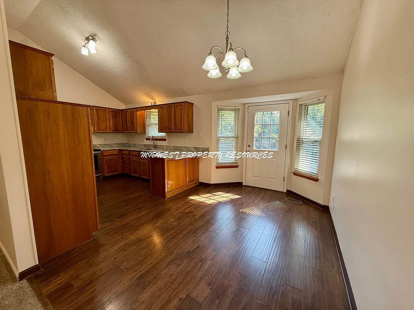 Beautiful 3 Bedroom Home in Raymore — Photo 4