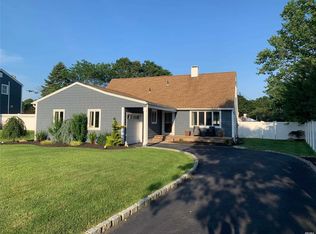 7 Glide Ln, Holtsville, NY 11742