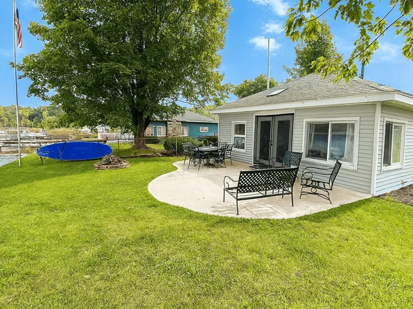 1136 Lakeshore Dr, Gregory, MI 48137