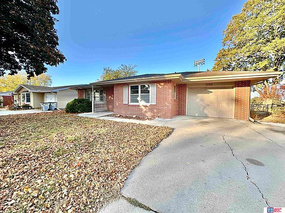 3rd image of 1733 Meadow Ln