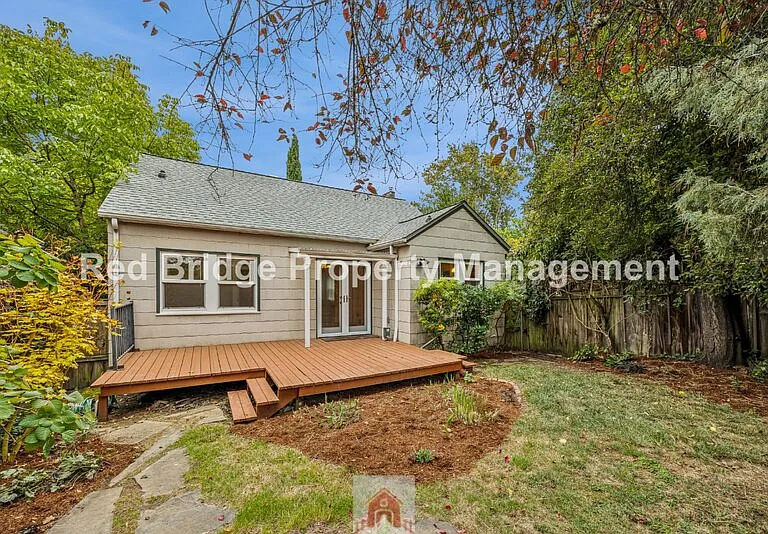 2619 NE Flanders St — Photo 36