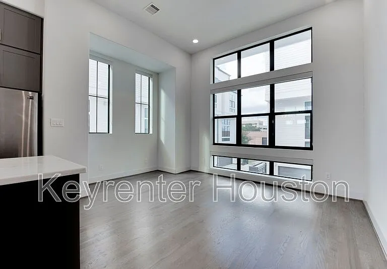 2928 Lamar St — Photo 8