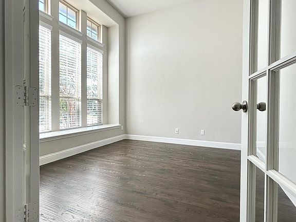 3rd image of 16109 Benbrook Blvd