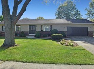 574 N Greenfield Dr, Freeport, IL 61032