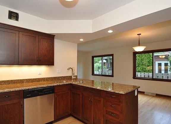 2nd image of 3325 N Knoll Ter