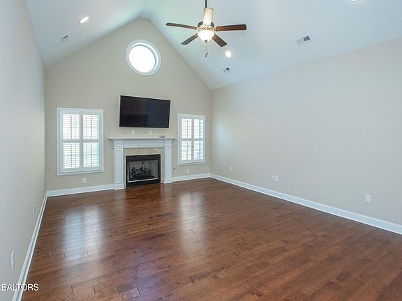 4th image of 6054 Round Hill Ln