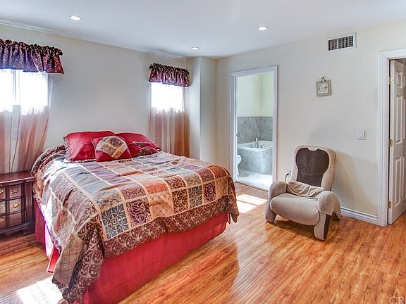 5th image of 10908 Camarillo St #103