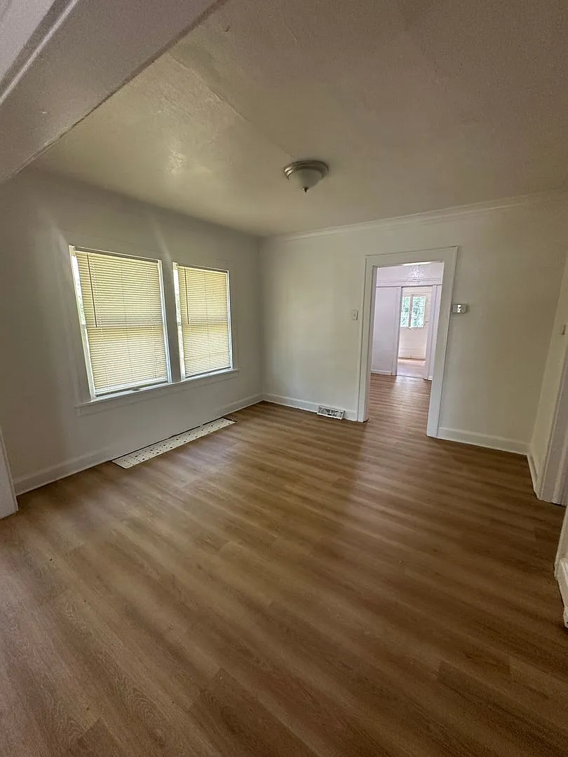 This is a 3bedroom 1 Full bathroom house which has a spacious living room, dining room and full k... — Photo 3